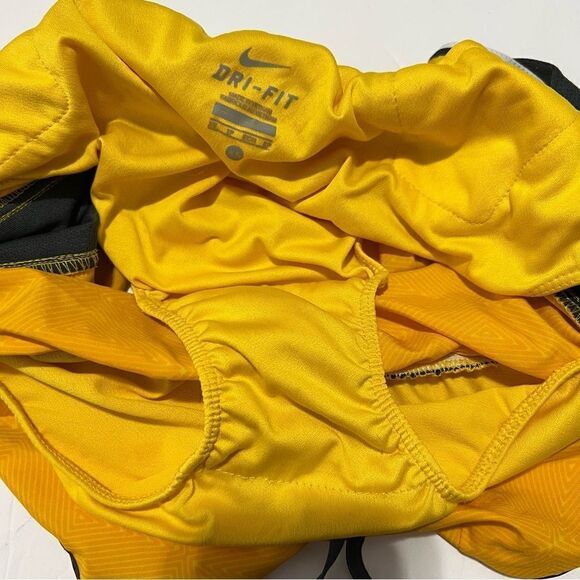 NIKE xs Dri-Fit Livestrong Shorts - Picture 11 of 16